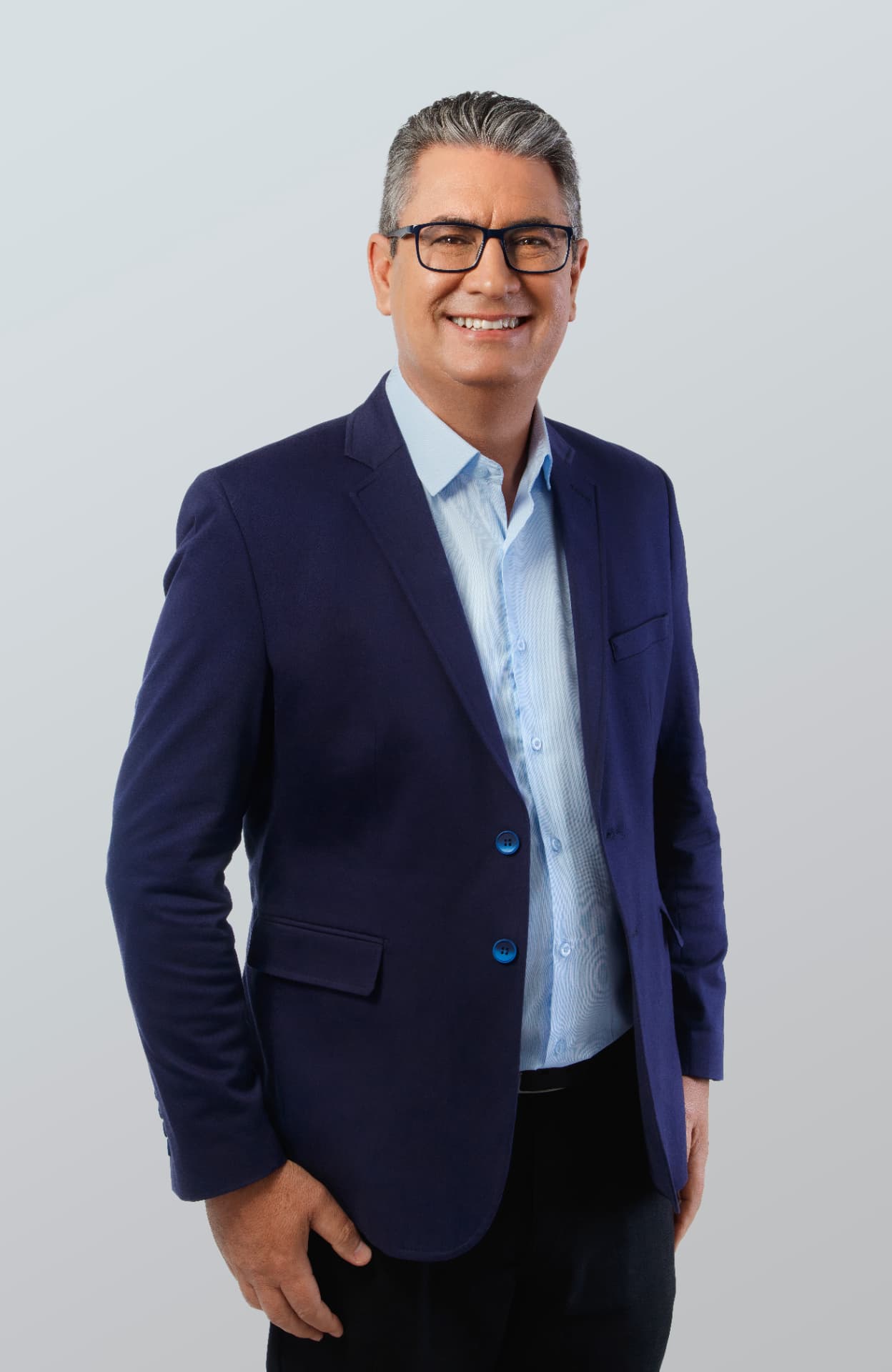 Julio Kuller de blazer azul