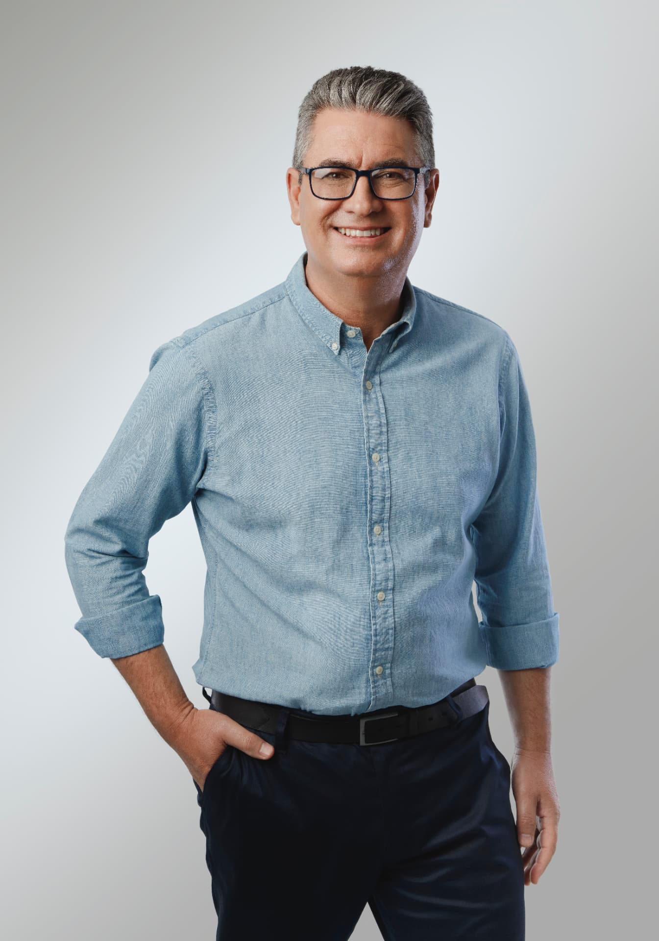 Julio Kuller de camisa jeans, nos bairros